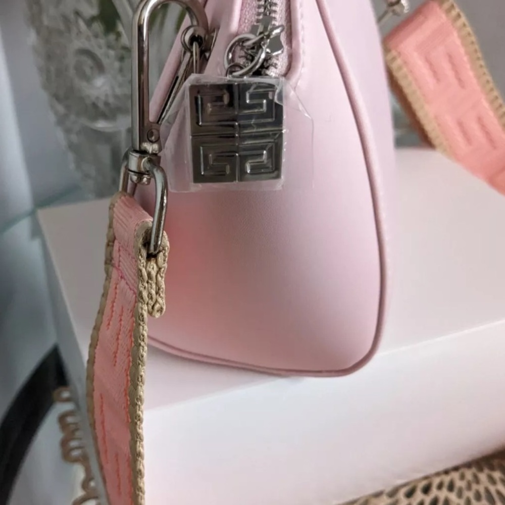 Givenchy - Picture 7 of 7